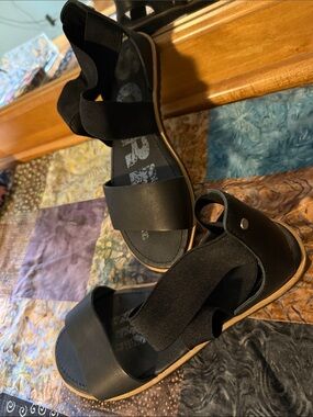 Sorel Vegan Women’s Black Elastic Strap Gladiator Style Sandals - Like New!